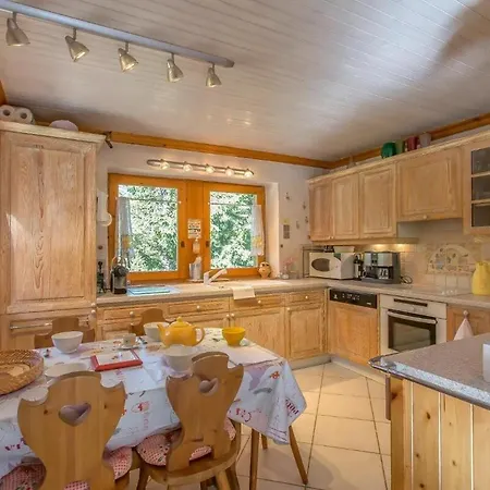 Horská chata Authentic Meribel With Direct Slope Access *